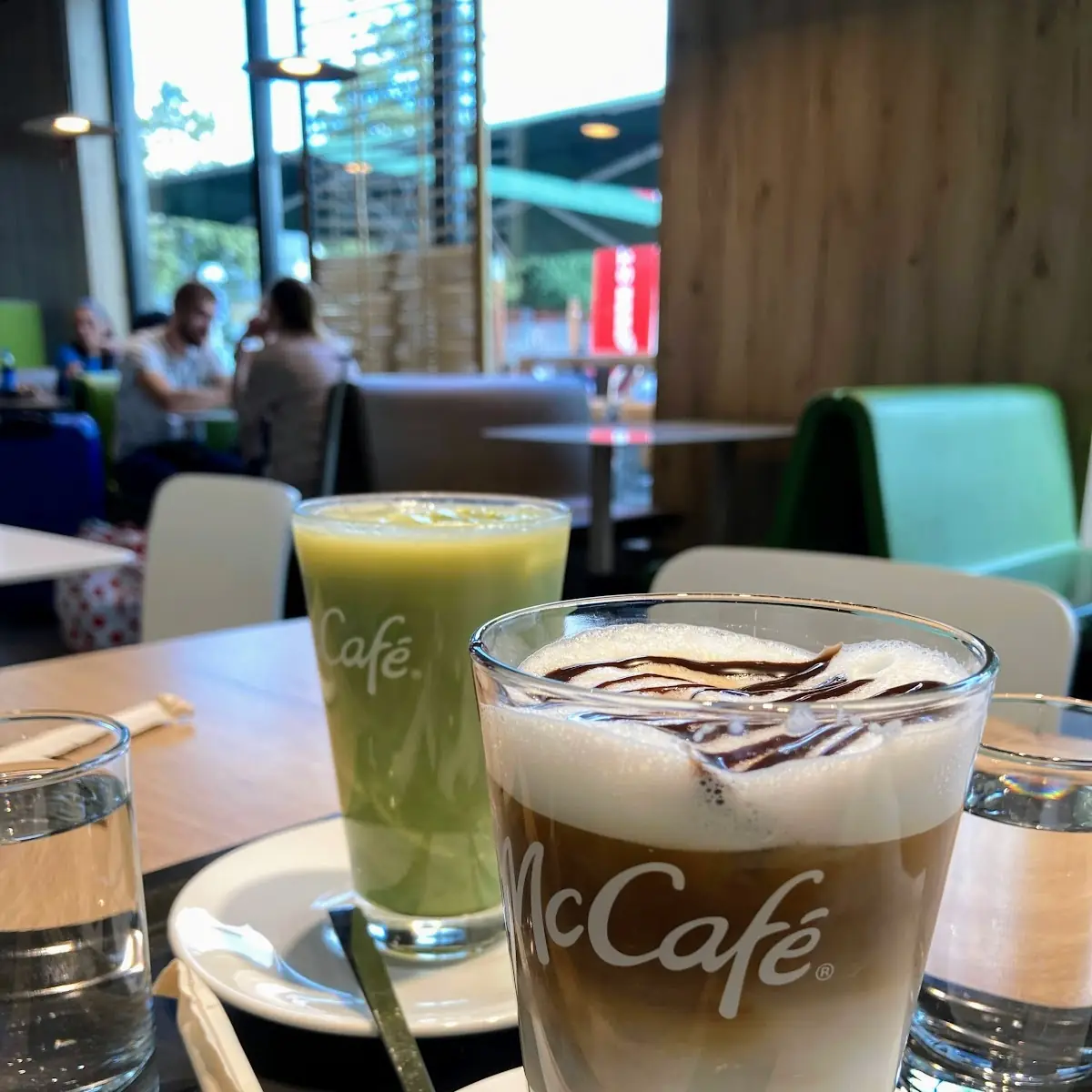 抹茶ラテとチョコレートラテマッキアート
